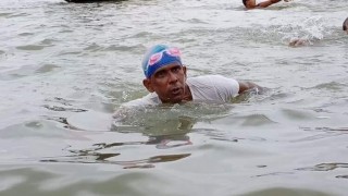 মেঘনা নদীতে সাঁতারে ৪২ কিলোমিটার পাড়ি দিলেন আলোকবালীর বকুল