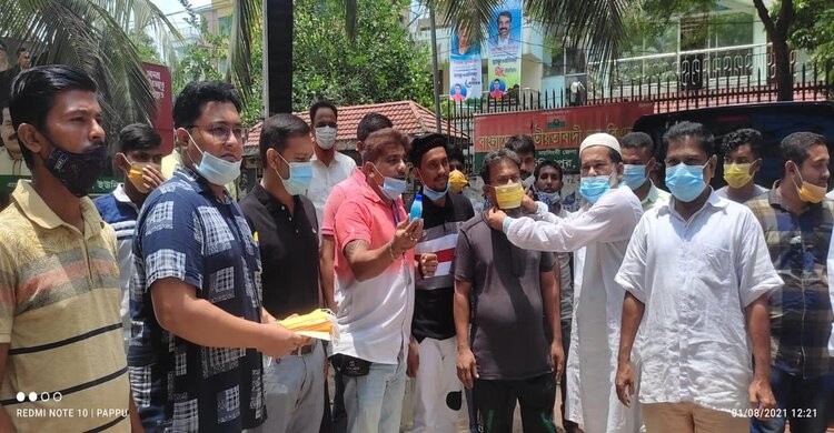 নরসিংদীতে স্বেচ্ছাসেবক দল নেতার মাস্ক ও হ্যান্ড সানিটাইজার বিতরণ নরসিংদীতে স্বেচ্ছাসেবক দল নেতার মাস্ক ও হ্যান্ড সানিটাইজার বিতরণ
