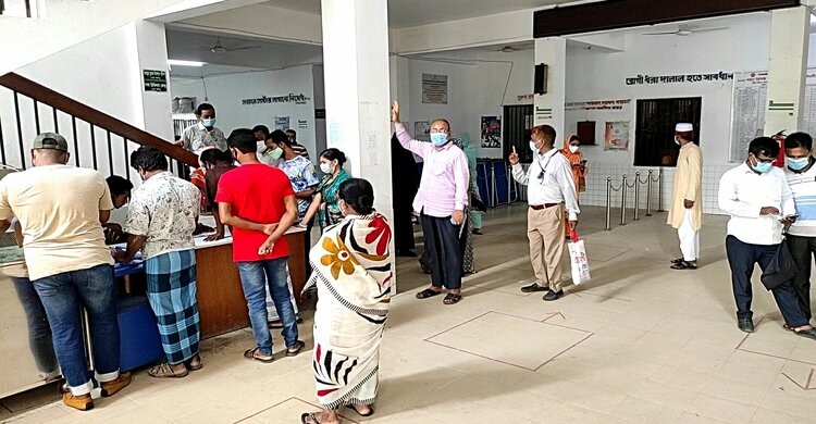 নরসিংদীতে ৫ দিন পর করোনার টিকাদান শুরু নরসিংদীতে ৫ দিন পর করোনার টিকাদান শুরু