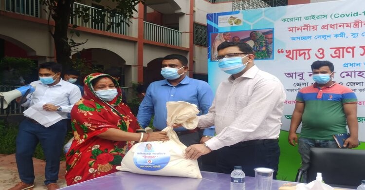 নরসিংদীতে অসচ্ছল মানুষের মধ্যে ত্রাণ সামগ্রী বিতরণ নরসিংদীতে অসচ্ছল মানুষের মধ্যে ত্রাণ সামগ্রী বিতরণ