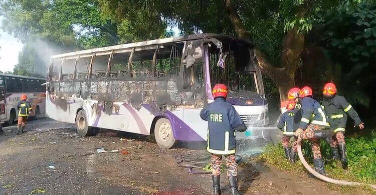 শিবপুরে বাসচাপায় দুই নারী পথচারী নিহত, আহত এক শিবপুরে বাসচাপায় দুই নারী পথচারী নিহত, আহত এক