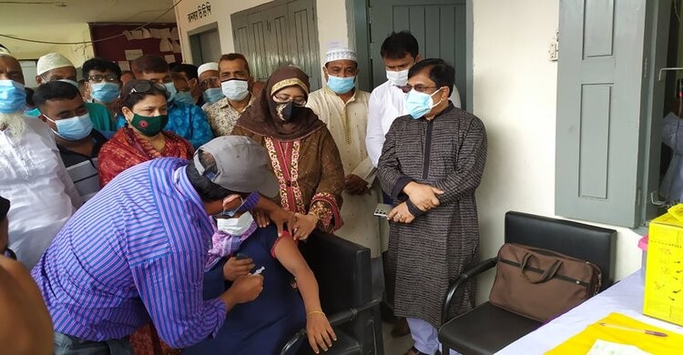 নরসিংদীতে ৪৭ হাজার ৪০০ জন পেলেন করোনার টিকা নরসিংদীতে ৪৭ হাজার ৪০০ জন পেলেন করোনার টিকা