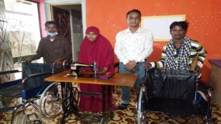 নরসিংদীতে হুইলচেয়ার ও সেলাই মেশিন উপহার প্রদান
