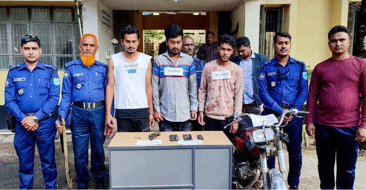 পলাশে মোটরসাইকেল ছিনতাইকালে পিস্তলসহ তিনজন গ্রেপ্তার পলাশে মোটরসাইকেল ছিনতাইকালে পিস্তলসহ তিনজন গ্রেপ্তার