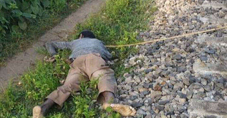 পলাশে রেললাইনের পাশ থেকে অজ্ঞাত যুবকের লাশ উদ্ধার পলাশে রেললাইনের পাশ থেকে অজ্ঞাত যুবকের লাশ উদ্ধার
