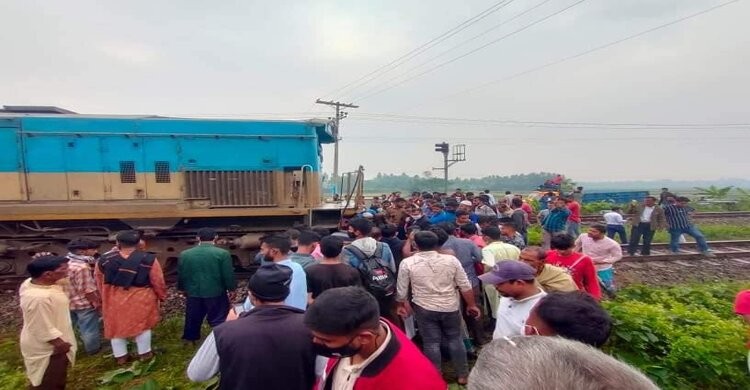 রায়পুরায় ট্রেনের ধাক্কায় দুমড়ে-মুচড়ে গেলো ইজিবাইক, চালক নিহত রায়পুরায় ট্রেনের ধাক্কায় দুমড়ে-মুচড়ে গেলো ইজিবাইক, চালক নিহত
