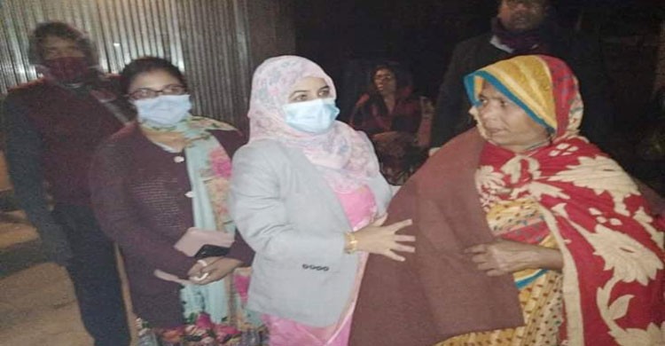বকশীগঞ্জে গভীর রাতে কম্বল নিয়ে দুস্থ মানুষের পাশে ইউএনও বকশীগঞ্জে গভীর রাতে কম্বল নিয়ে দুস্থ মানুষের পাশে ইউএনও