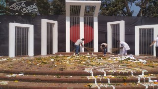 ফুল দেয়ার পর শহীদ মিনার পরিস্কার করল একটি সংগঠন  