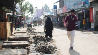 শিবপুরে উত্তোলন করা ড্রেনের ময়লায় দুর্ভোগে পৌরবাসী
