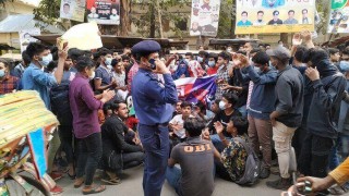 অটোপাশের দাবিতে নরসিংদীতে এসএসসি পরীক্ষার্থীদের বিক্ষোভ