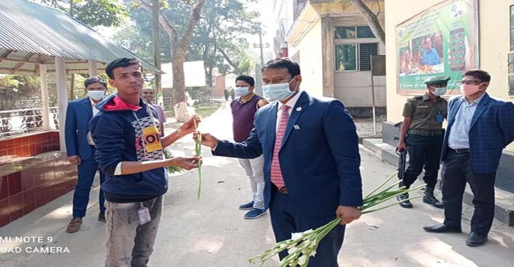 শিবপুরে নতুন বছরের প্রথম কর্মদিবসে কর্মকর্তা-কর্মচারীদের ফুলেল শুভেচ্ছা শিবপুরে নতুন বছরের প্রথম কর্মদিবসে কর্মকর্তা-কর্মচারীদের ফুলেল শুভেচ্ছা