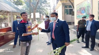 শিবপুরে নতুন বছরের প্রথম কর্মদিবসে কর্মকর্তা-কর্মচারীদের ফুলেল শুভেচ্ছা