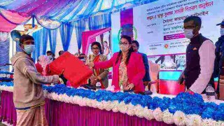 আলোকবালীতে দুস্থ মানুষের মধ্যে শীতবস্ত্র ও স্বাস্থ্য সুরক্ষা সামগ্রী বিতরণ