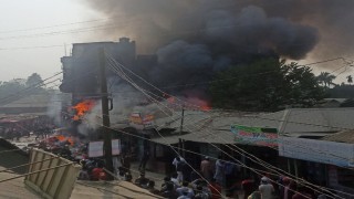 বেলাব বাজারে আগুনে পুড়লো ৭ দোকান, কোটি টাকার ক্ষয়ক্ষতি বেলাব বাজারে আগুনে পুড়লো ৭ দোকান, কোটি টাকার ক্ষয়ক্ষতি