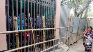 পলাশে বাসার প্রধান ফটকে বাঁশের বেড়ায় অবরুদ্ধ প্রবাসীর পরিবার