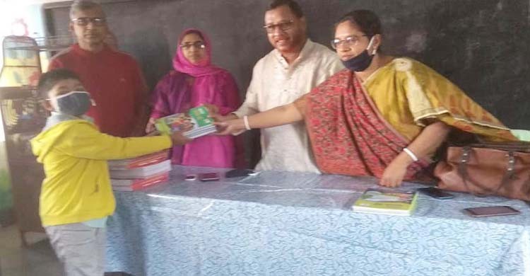 স্বাস্থ্যবিধি মেনে সারাদেশে শিক্ষার্থীদের হাতে নতুন বই দেয়া শুরু স্বাস্থ্যবিধি মেনে সারাদেশে শিক্ষার্থীদের হাতে নতুন বই দেয়া শুরু