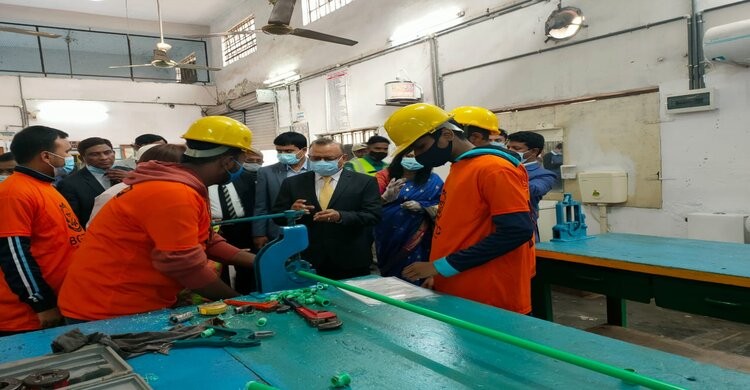 দক্ষ নির্মাণ শ্রমিক তৈরিতে হবে ত্রিপক্ষীয় চুক্তি: এলজিআরডি মন্ত্রী দক্ষ নির্মাণ শ্রমিক তৈরিতে হবে ত্রিপক্ষীয় চুক্তি: এলজিআরডি মন্ত্রী