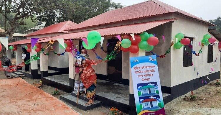 নরসিংদীর ২২১ গৃহহীন পরিবার পেলেন পাকা ঘর উপহার নরসিংদীর ২২১ গৃহহীন পরিবার পেলেন পাকা ঘর উপহার