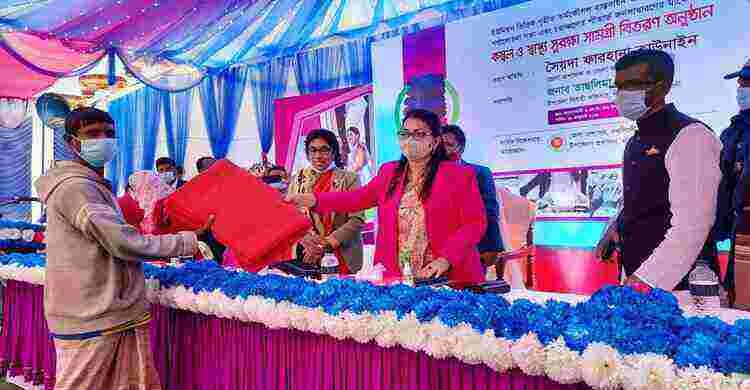 আলোকবালীতে দুস্থ মানুষের মধ্যে শীতবস্ত্র ও স্বাস্থ্য সুরক্ষা সামগ্রী বিতরণ আলোকবালীতে দুস্থ মানুষের মধ্যে শীতবস্ত্র ও স্বাস্থ্য সুরক্ষা সামগ্রী বিতরণ
