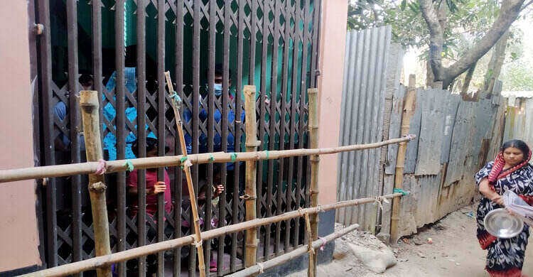 পলাশে বাসার প্রধান ফটকে বাঁশের বেড়ায় অবরুদ্ধ প্রবাসীর পরিবার পলাশে বাসার প্রধান ফটকে বাঁশের বেড়ায় অবরুদ্ধ প্রবাসীর পরিবার