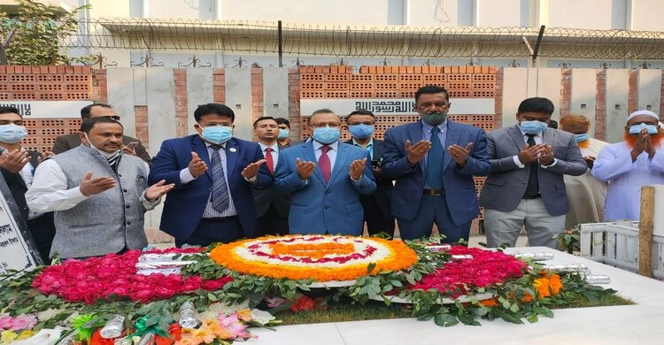 সৈয়দ আশরাফুল ইসলামের কবরে শ্রদ্ধা নিবেদন স্থানীয় সরকার মন্ত্রীর সৈয়দ আশরাফুল ইসলামের কবরে শ্রদ্ধা নিবেদন স্থানীয় সরকার মন্ত্রীর