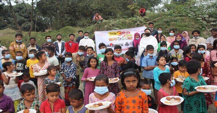সুবিধাবঞ্চিত শিশুদের হাতে ছিল পিঠা, মুখে ছিল হাসি সুবিধাবঞ্চিত শিশুদের হাতে ছিল পিঠা, মুখে ছিল হাসি
