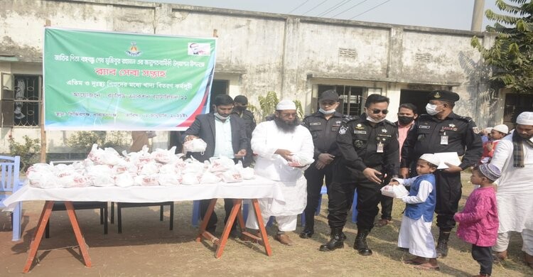 র্যাব কর্তৃক ৫০০ জন এতিম শিশুর মাঝে খাদ্য বিতরণ র্যাব কর্তৃক ৫০০ জন এতিম শিশুর মাঝে খাদ্য বিতরণ