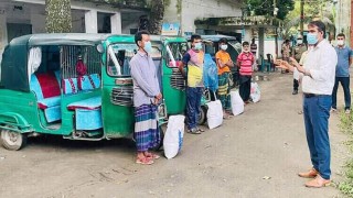 শিবপুরে অটোরিকশা চালকদের মধ্যে খাবার বিতরণ