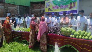 নরসিংদীতে অসহায় মানুষের মধ্যে ছাত্রলীগের সবজি বিতরণ