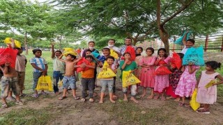 নরসিংদীতে পথ শিশুদের মাঝে ঈদ উপহার বিতরণ