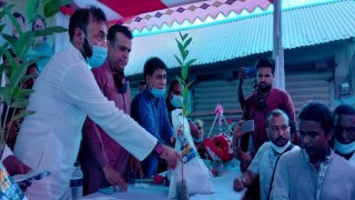 নরসিংদীতে কেন্দ্রিয় যুবলীগের পক্ষ থেকে ঈদ সামগ্রী বিতরণ