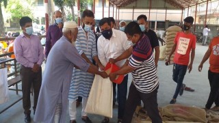 মাধবদীতে কর্মহীন মানুষের মধ্যে খাদ্য সহায়তা