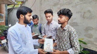 মানুষের দোরগোড়ায় বই পৌঁছে দেন মোয়াজ্জেম হোসেন মানুষের দোরগোড়ায় বই পৌঁছে দেন মোয়াজ্জেম হোসেন