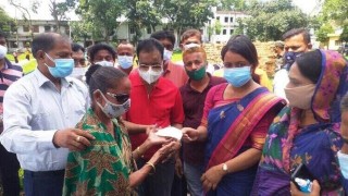 পলাশে দুস্থ ও অসহায় পরিবারের মাঝে ঢেউটিন বিতরণ