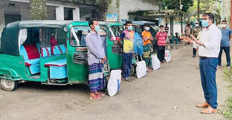 শিবপুরে অটোরিকশা চালকদের মধ্যে খাবার বিতরণ শিবপুরে অটোরিকশা চালকদের মধ্যে খাবার বিতরণ