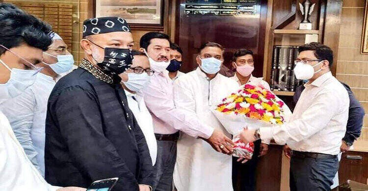 নবাগত জেলা প্রশাসককে মনজুর এলাহীর ফুলেল শুভেচ্ছা নবাগত জেলা প্রশাসককে মনজুর এলাহীর ফুলেল শুভেচ্ছা