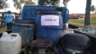 পলাশে চোলাই মদের কারখানা থেকে দুইজন আটক
