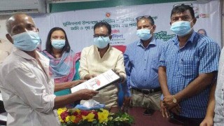 পলাশে ১০ ভূমিহীন ও গৃহহীন পেলেন ঘরের চাবি ও দলিল