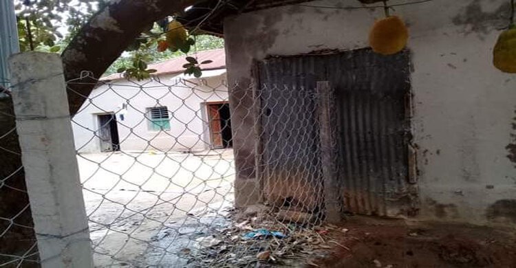 শিবপুরে বেড়া দিয়ে দশ পরিবারের যাতায়াত পথ বন্ধের অভিযোগ শিবপুরে বেড়া দিয়ে দশ পরিবারের যাতায়াত পথ বন্ধের অভিযোগ