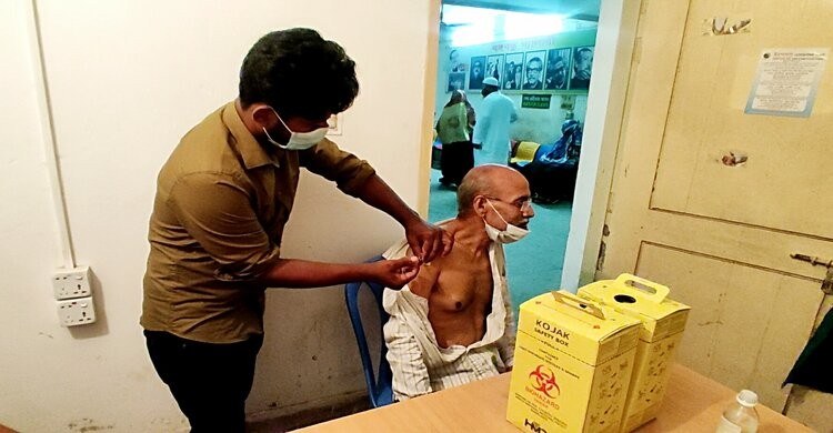 নরসিংদীতে চীনের তৈরি করোনার টিকা প্রদান শুরু নরসিংদীতে চীনের তৈরি করোনার টিকা প্রদান শুরু