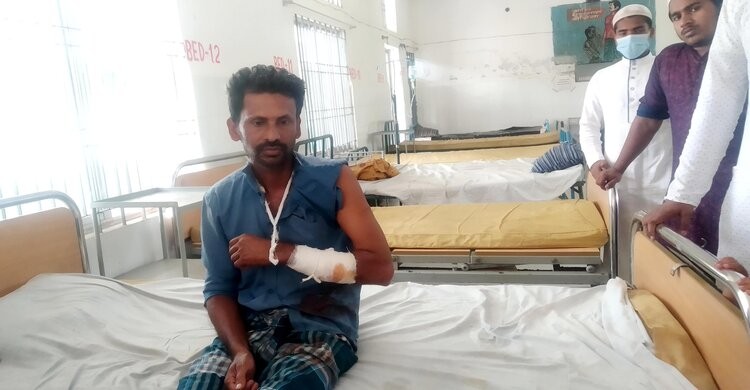 পলাশে জমিসংক্রান্ত বিরোধে নারীসহ ৩ জনকে কুপিয়ে জখম পলাশে জমিসংক্রান্ত বিরোধে নারীসহ ৩ জনকে কুপিয়ে জখম
