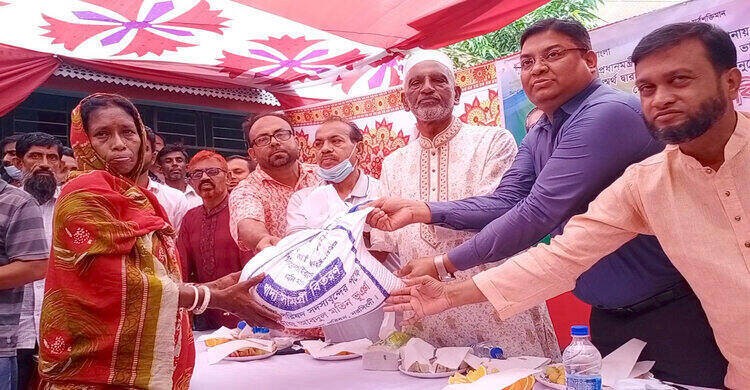 রায়পুরায় ১২০ পরিবার পেল খাদ্য সহায়তা রায়পুরায় ১২০ পরিবার পেল খাদ্য সহায়তা