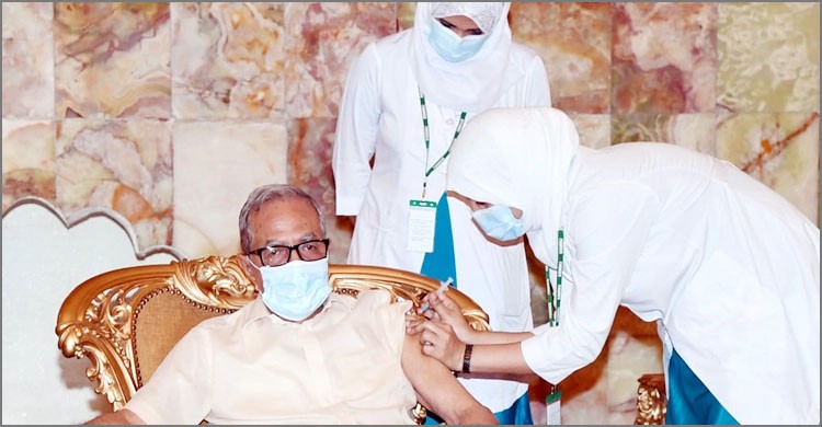 করোনার টিকা নিলেন রাষ্ট্রপতি মোঃ আবদুল হামিদ করোনার টিকা নিলেন রাষ্ট্রপতি মোঃ আবদুল হামিদ