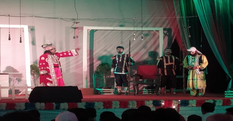 মুখোমুখি দাড় করানো হলো নবাব সিরাজউদ্দৌলা এবং মীর জাফরকে মুখোমুখি দাড় করানো হলো নবাব সিরাজউদ্দৌলা এবং মীর জাফরকে
