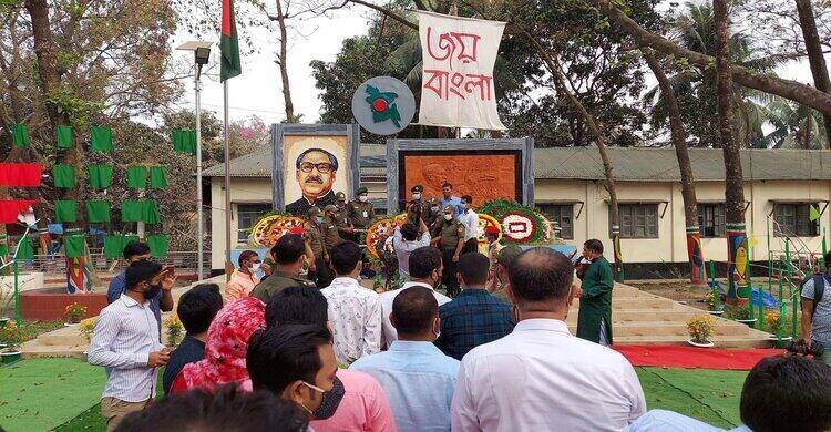 ঐতিহাসিক ৭ মার্চ: নরসিংদীতে বঙ্গবন্ধুর প্রতিকৃতিতে পুষ্পস্তবক অর্পণ ঐতিহাসিক ৭ মার্চ: নরসিংদীতে বঙ্গবন্ধুর প্রতিকৃতিতে পুষ্পস্তবক অর্পণ