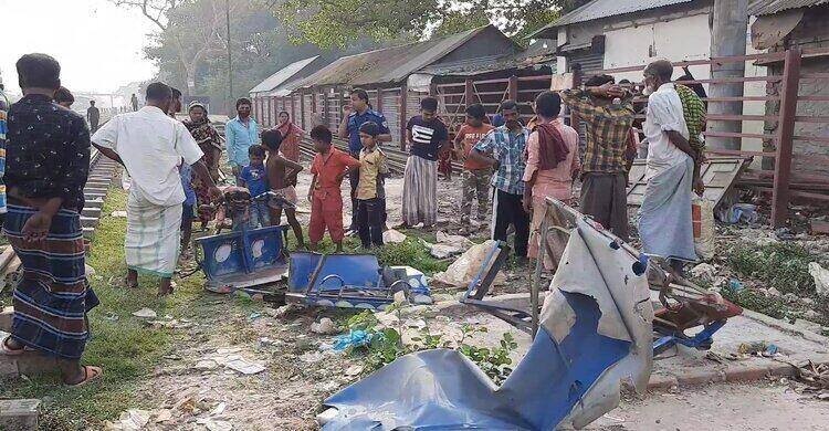 নরসিংদীতে ট্রেনের ধাক্কায় অটোরিক্সা চালক নিহত নরসিংদীতে ট্রেনের ধাক্কায় অটোরিক্সা চালক নিহত