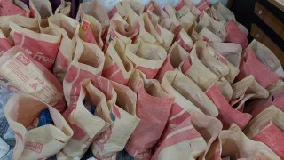 দুই শতাধিক মানুষের বাড়ি পৌঁছে দেয়া হলো ঈদ সামগ্রী