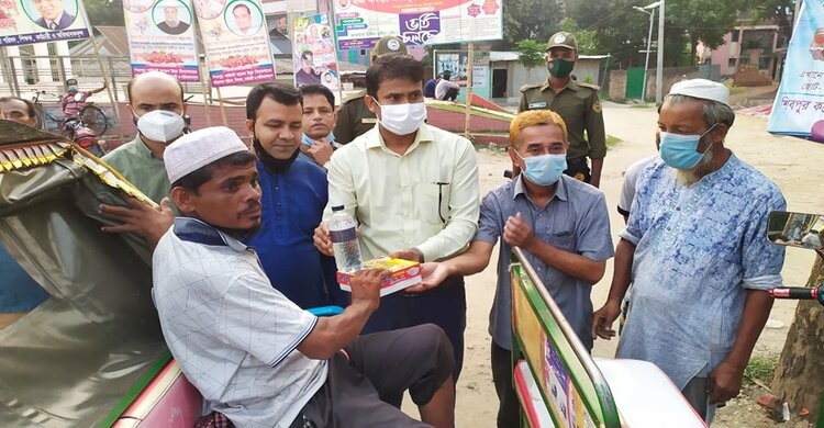 শিবপুরে অসচ্ছল গরীব মানুষের মাঝে ইফতার সামগ্রী বিতরণ শিবপুরে অসচ্ছল গরীব মানুষের মাঝে ইফতার সামগ্রী বিতরণ