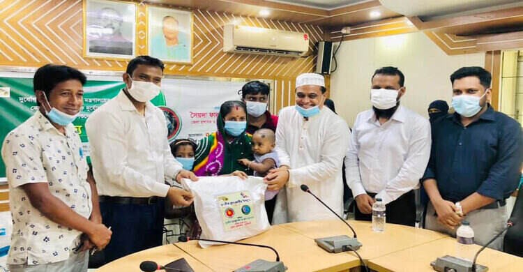শিবপুরে শিশুদের মাঝে খাদ্যসামগ্রী বিতরণ শিবপুরে শিশুদের মাঝে খাদ্যসামগ্রী বিতরণ