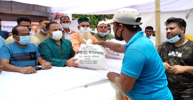 নরসিংদীতে এক হাজার রিক্সা চালকের মাঝে ঈদের খাদ্য সামগ্রী বিতরণ নরসিংদীতে এক হাজার রিক্সা চালকের মাঝে ঈদের খাদ্য সামগ্রী বিতরণ